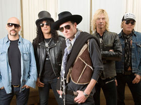 Slash confirms Velvet Revolver's split from RCA Records